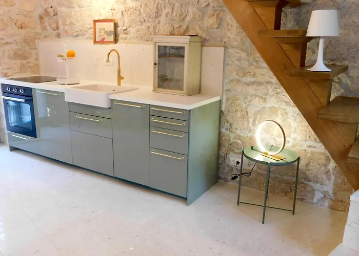 Bezauberndes Steinhaus Mit Garten In Der Altstadt Von Rovinj