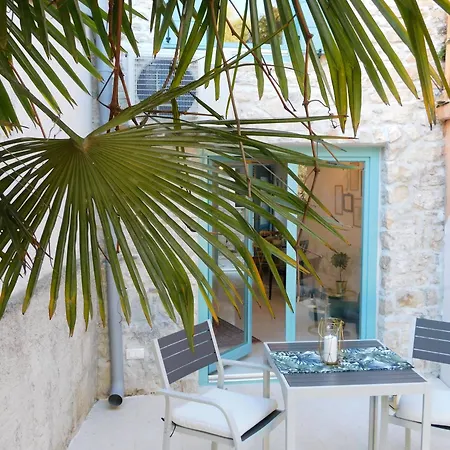 Bezauberndes Steinhaus Mit Garten In Der Altstadt Von Rovigno Esterno foto