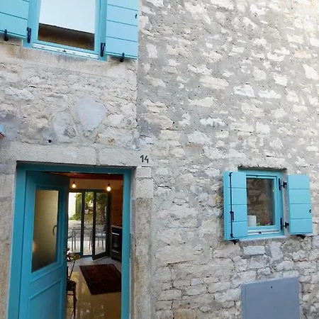 Bezauberndes Steinhaus Mit Garten In Der Altstadt Von Rovigno Esterno foto