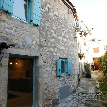 Bezauberndes Steinhaus Mit Garten In Der Altstadt Von Rovigno Esterno foto